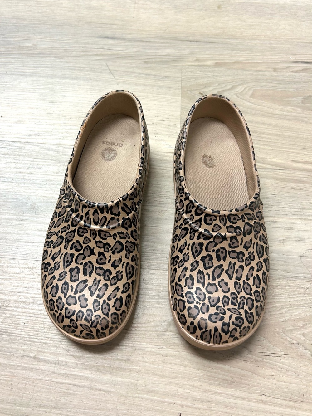 Crocs Neria Pro Work Clogs Leopard Animal Print Women Sz 7 Slip Resistant Casual - Picture 4 of 14